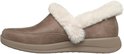 Taupekleurige Skechers dames-instapsloffen met een crèmekleurige imitatiebontkraag en een stevige zool.