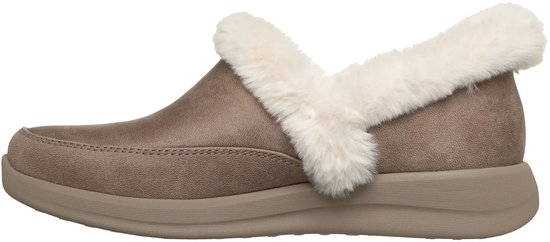 Taupekleurige Skechers dames-instapsloffen met een crèmekleurige imitatiebontkraag en een stevige zool.