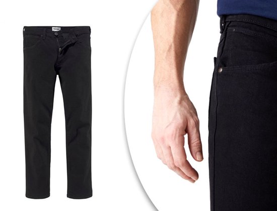 Heren jeans, close-up van de zakken en een arm op de heup