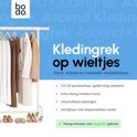 Crème kledingrek met kleding, tekst over 130 kg draagkracht, metalen frame en vergrendelbare wielen.