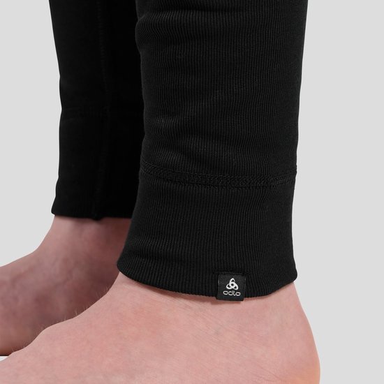 Detailopname van de zwarte thermobroek bij de enkel met Odlo-logo op een klein label.