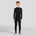 Kind draagt een volledig zwarte Odlo Active Warm thermische set met top en broek.