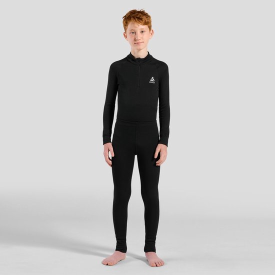 Kind draagt een volledig zwarte Odlo Active Warm thermische set met top en broek.