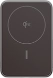 Voorzijde van een donkergrijze, rechthoekige magnetische powerbank met een rond Qi2-laadlogo in het midden.