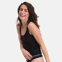 Lachend model in een zwart hemd en zwarte 'Bamboo Basics' slip, voorovergebogen.