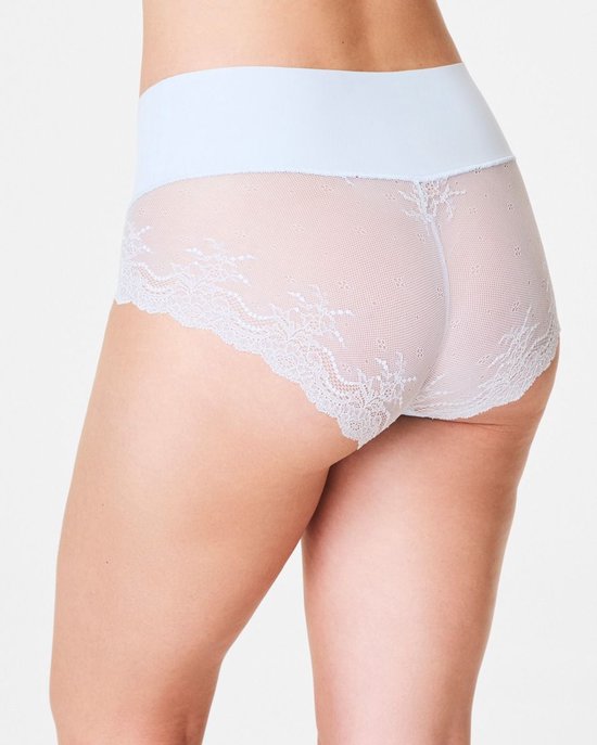 Lichtblauwe slip met hoge taille en kanten achterkant met bloemendetail.