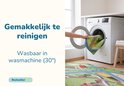 Speelkleed wordt in de wasmachine gestopt. Tekst: 'Gemakkelijk te reinigen' en 'Wasbaar in wasmachine'.