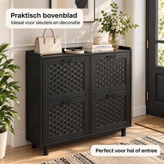 Zwarte schoenenkast met rotan-look deuren, versierd met een tas en decoratie.