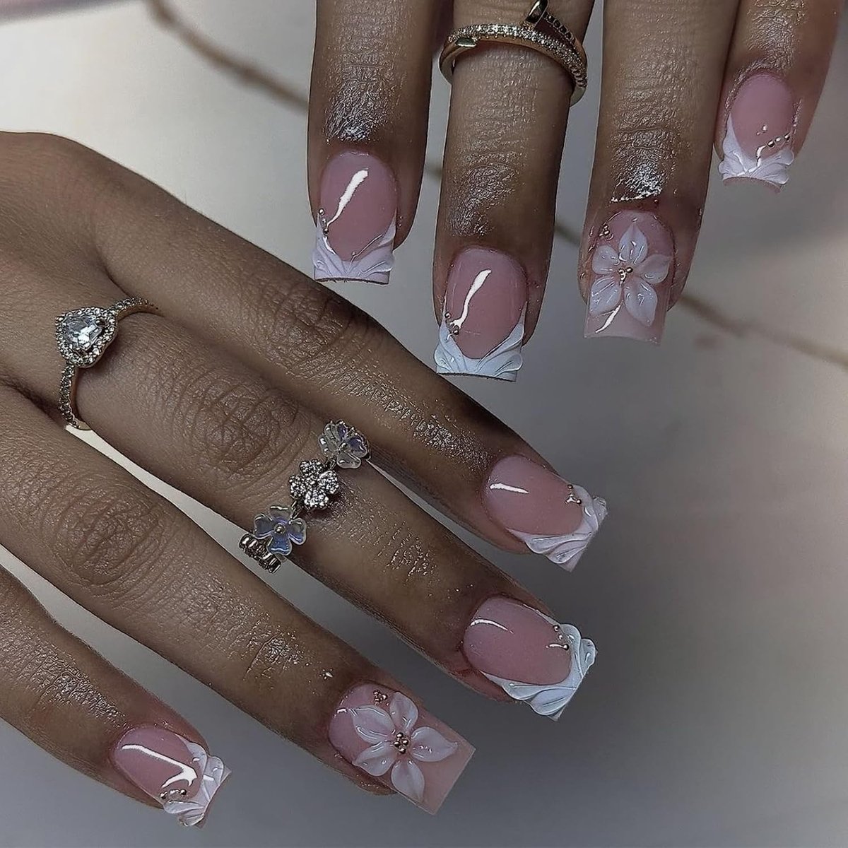 24 Stuks Press-On Nagels Kort Vierkant Wit, Vierkante Kunstnagels met Bloemen voor Vrouwen en Meisjes, Kunstnagels om Op Te Plakken