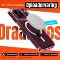 Transparante hoes met MagSafe-ring met MagSafe-oplader aangesloten op een donkerrode iPhone.