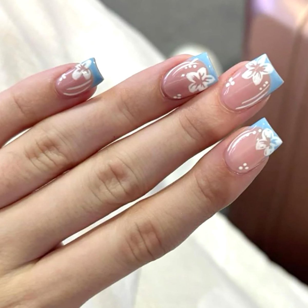 24 stuks blauwe Franse nageltips, korte vierkante kunstnagels met witte bloemen, natuurlijke acrylnagels, herbruikbaar, elegante kunstnagels