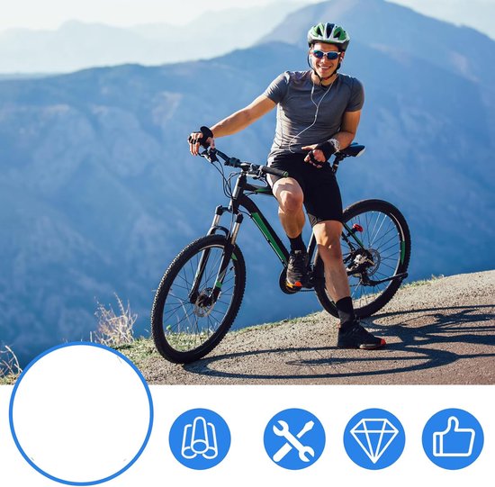 Een man met een helm en zonnebril leunt op zijn mountainbike met een schitterend berglandschap op de achtergrond. Iconen voor prestaties, banden, temperatuur en bescherming zijn zichtbaar.
