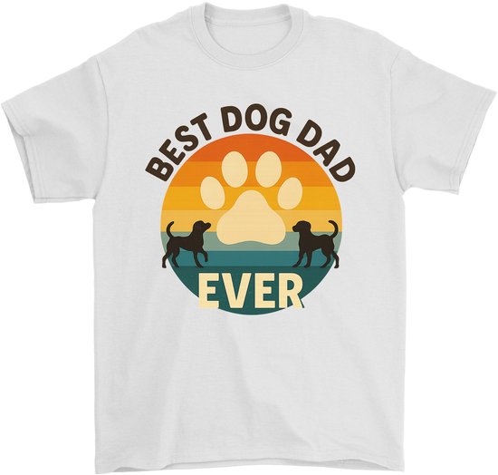 T-shirt blanc avec le texte 'Best Dog Dad Ever', une empreinte de patte de chien, deux chiens et un coucher de soleil.