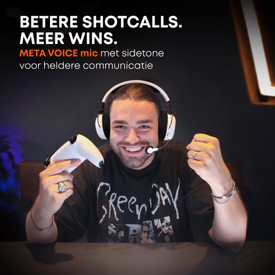 Man met lange haren met een Beyerdynamic MMX 150 headset op, lachend met een gamecontroller en gebalde vuist.