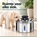 Kleine hond drinkt uit de brede Happy Things RVS drinkfontein.