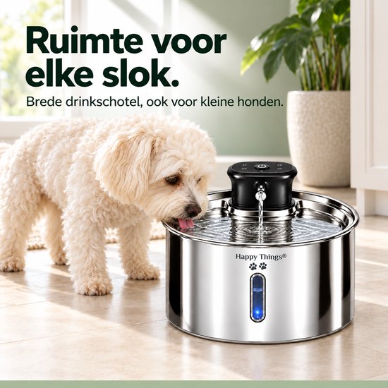 Kleine hond drinkt uit de brede Happy Things RVS drinkfontein.