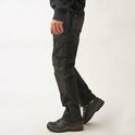 Zwarte werkbroek met cargozakken, zijaanzicht op een model.