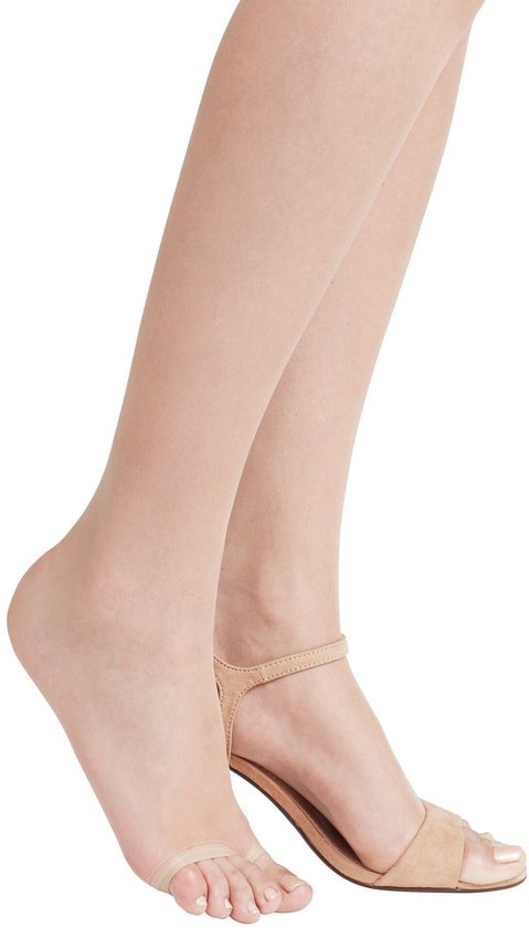 Benen in huidskleurige, transparante 12 denier panty met open tenen, gedragen in beige sandalen.