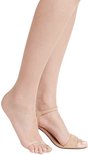 Benen in huidskleurige, transparante 12 denier panty met open tenen, gedragen in beige sandalen.