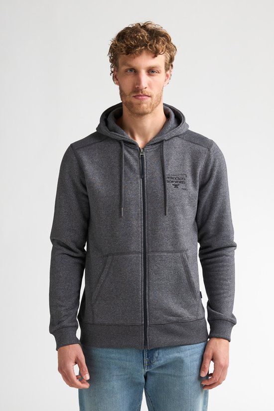 Man draagt een donkergrijs gemêleerd vest met rits, capuchon en het opschrift "PETROL&CO IRON WORKS".