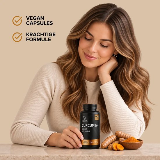Vrouw met lang haar houdt een potje Pure. Curcumin+ vast naast verse kurkuma en poeder.