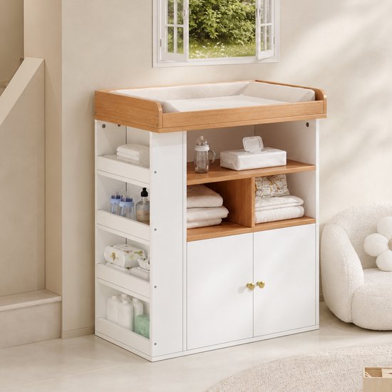Witte commode met houten blad en aankleedkussen, zijwaartse opbergvakken en kastdeurtjes in een lichte kamer.