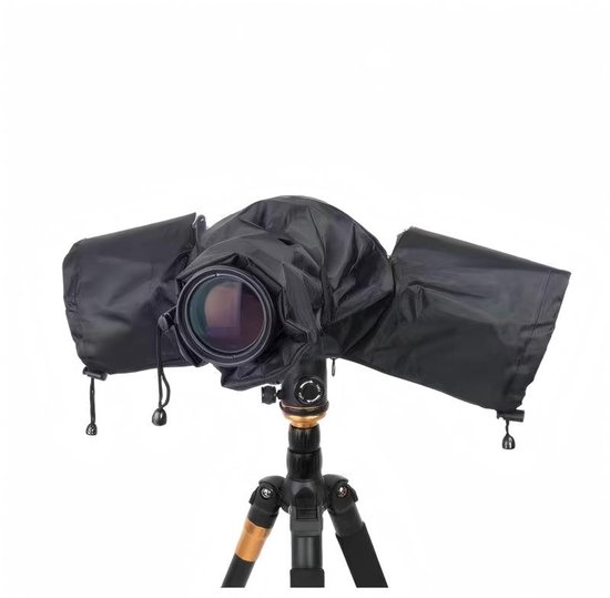 Zwarte cameraregenhoes met grote lens wordt beschermd door een hoes op een statief, met zijflappen open.