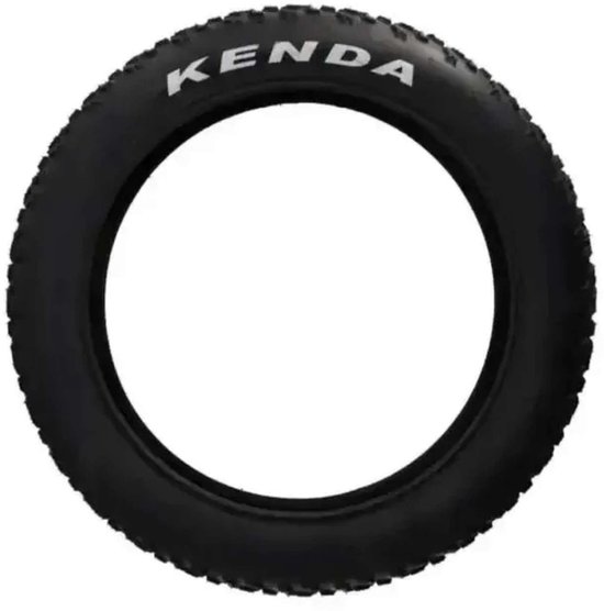 Zwarte Kenda fatbike-band met grof profiel en witte merknaam op de zijkant.