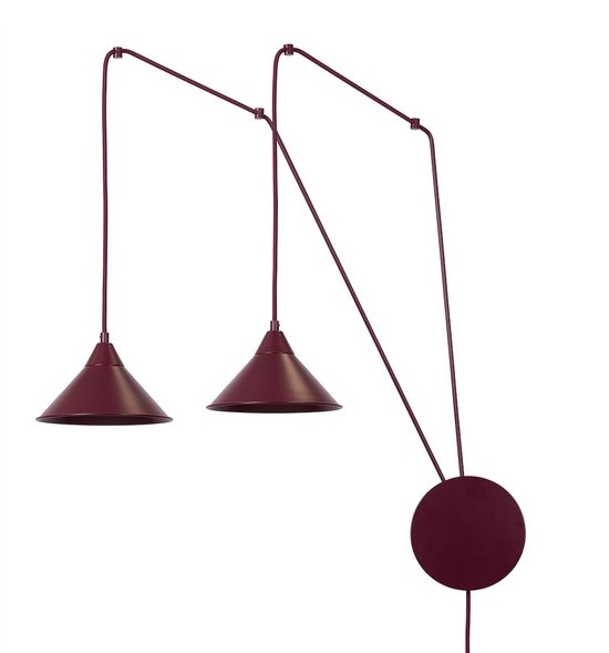 Bourgondische wandlamp met twee verstelbare kegelvormige kappen aan lange armen verbonden aan een ronde muurplaat.