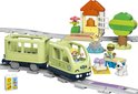LEGO DUPLO treinset met rails, lichtgroene locomotief en wagon, twee figuren, een hondje en een klein station.