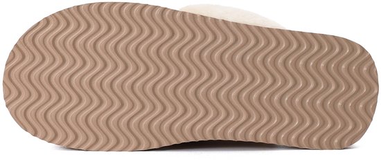 Onderaanzicht van beige platformpantoffel met een gegolfd antislip-profiel in de zool.