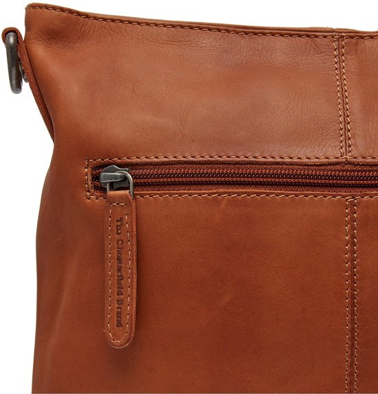 Cognackleurige leren tas met ritsvak en lederen ritstrekker voorzien van The Chesterfield Brand-logo.