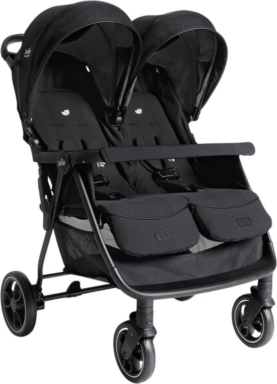 Zwarte Joie Signature duo-kinderwagen op een zwarte achtergrond.
