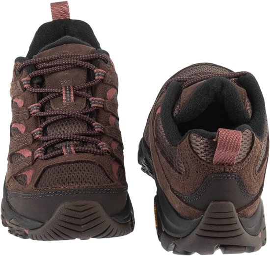 Voor- en achteraanzicht van bruine Merrell Moab 3 wandelschoenen voor dames met roze hiel-lipje.
