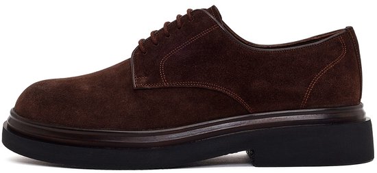 Zijaanzicht van een donkerbruine suède derby schoen met stikseldetails.