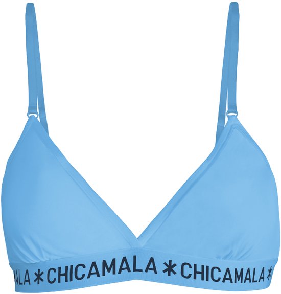 Lichtblauwe beugelloze triangle BH met zwarte Chicamala-merknaam op de elastische onderband.
