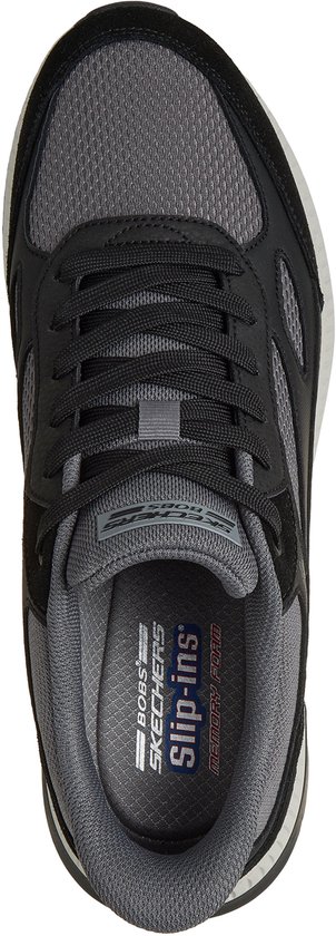 Bovenkant van een zwarte sneaker met grijze mesh, zwarte veters, wit voetbed met 'BOBS SKECHERS Slip-ins Memory Foam'.