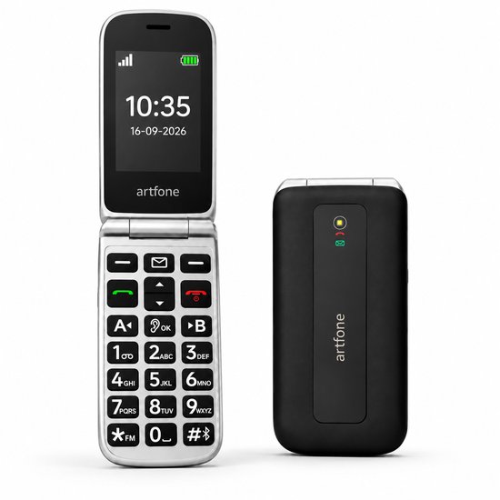Zilverkleurige en zwarte Artfone telefoon opengeklapt met klok, datum en toetsenbord. Losse zwarte telefoon ernaast.