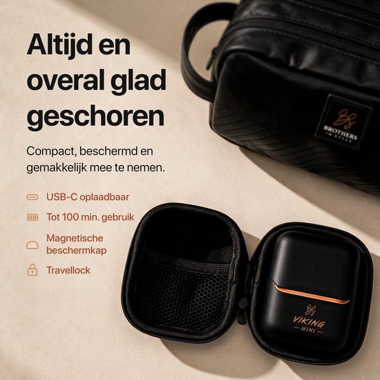 Open zwart reisetui met daarin het Viking Mini scheerapparaat. Buiten het etui de scheerkop en een reistas. 'Altijd en overal glad geschoren.'