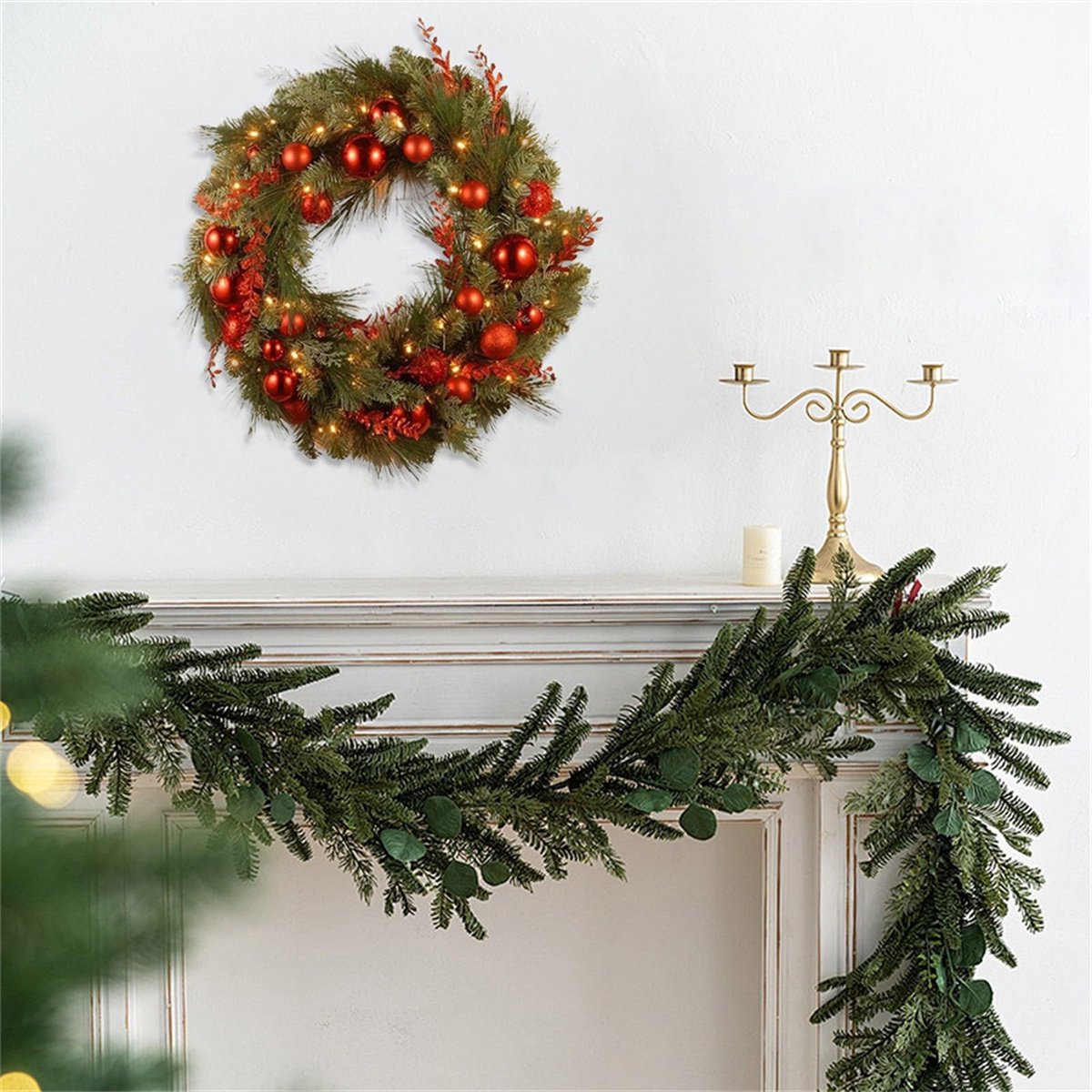 Kerstkrans – 40 cm – Kunstkrans met LED-verlichting – Feestelijke Decoratie – met Dennenappels, Bessen en Sneeuw – voor Voordeur, Ramen, Open Haard – foto 4