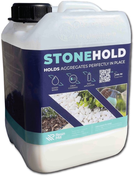 Een witte kunststof jerrycan met een blauw en groen etiket, staand op lichtgekleurde kiezels.