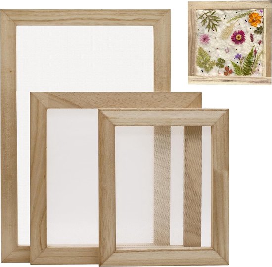 Drie houten papiermaakframes op een witte achtergrond. Een ingevoegd frame toont een met bloemen versierd papier.