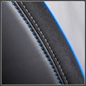 Close-up van de hoogwaardige materialen met blauwe en witte stiknaden op een zwarte stoelhoes.