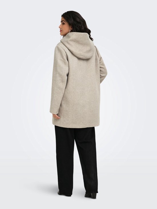 Model van achteren gezien in een beige jas met capuchon.