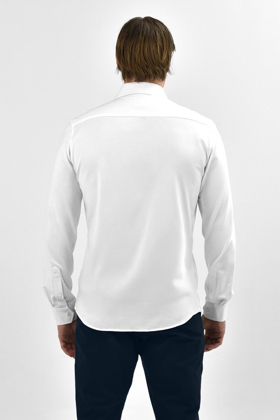 Achterkant van wit overhemd met lange mouwen en een getailleerde pasvorm, gedragen door een model.