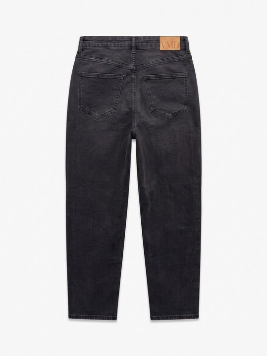 Achterzijde van zwarte mom-fit jeans met achterzakken en een beige VMD-label.