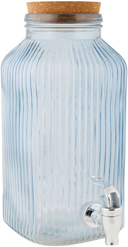 Geribbelde blauwe glazen drankdispenser met een kurk en zilveren kraan tegen een witte achtergrond.