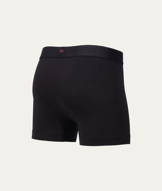Zwarte boxershort, achterkant met subtiel oranje 'um'-logo op de tailleband.