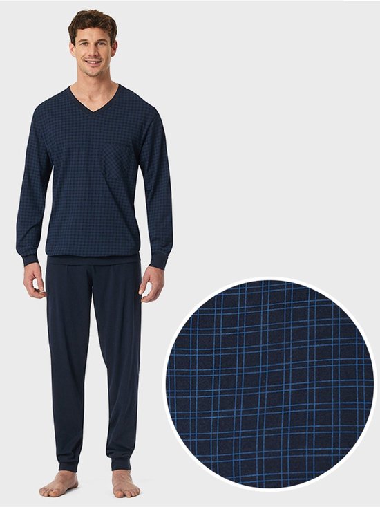 Man in een donkerblauwe pyjamaset met V-hals en ruitpatroon, inclusief een uitvergroting van de stof.