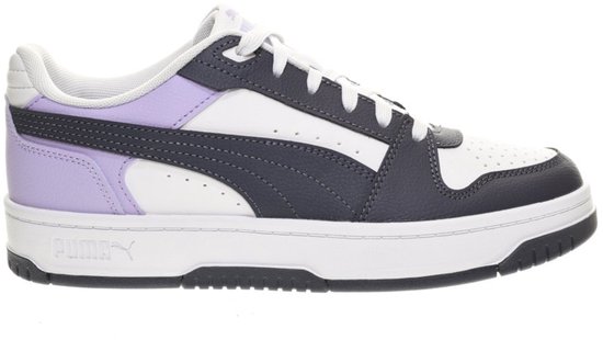 Witte sneaker met paarse en donkergrijze accenten en PUMA-logo op de zool.